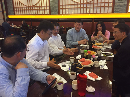 汪俊博士（左4）、刘雯颖博士（左5）、李才博士（左1）、蔡天权博士（左3）和沈东明博士（右1）、李德润博士（右2）一同聆听孙勇奎（左2）院士规划创新梦想