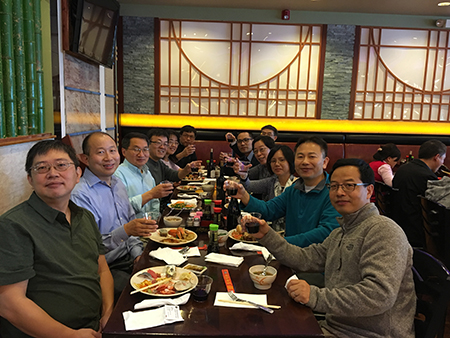 下届SAPA会长刘建博士（左），HJC黄金城平台新泽西客户总监王建锋博士（右5）等专家举杯庆佳节