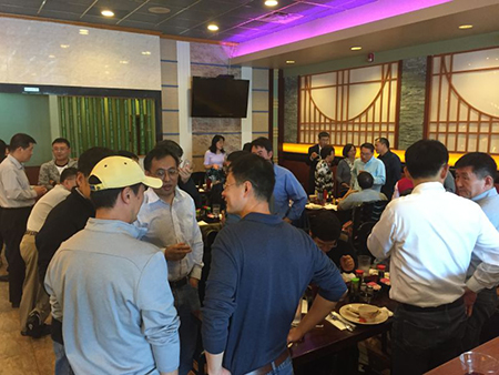 专家们相谈甚欢，直到傍晚时分，仍不舍离去