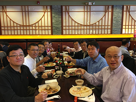 已回国创业的王耀林博士（左1）、杜武博士（右2）和同桌专家分享创业点滴