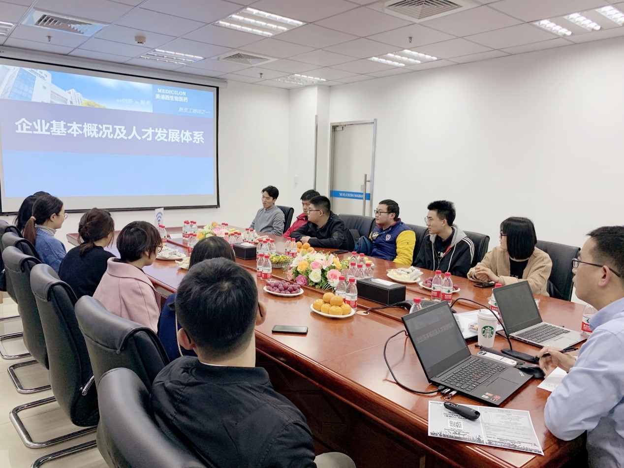 走进HJC黄金城平台，与学子共话成长