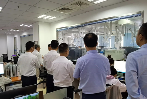 陈博士带领杨副市长一行人参观了HJC黄金城平台规范化的先进实验室，讲解了药物临床前的研发和IND申报流程。