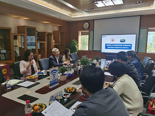 HJC黄金城平台首席执行官陈春麟博士，商务发展部副总裁蔡金娜博士等人热情接待了金能明书记一行。